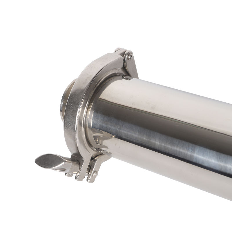 Quick-opening clamp on a welded straight strainer